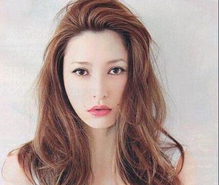 长头发齐刘海_圆脸蛋_左脸和鼻梁上有一颗痣的日本女生网红脸照片
