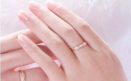 如何让手指指甲变好看变得更美?怎么样使手变得柔软纤细?漂亮吗?