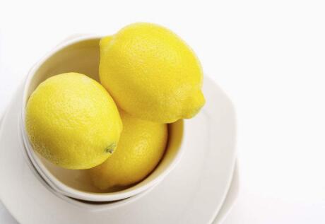 怎么样使用柠檬可以祛斑?干柠檬片泡水喝能去斑吗?祛斑美白的方法