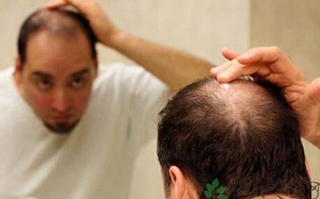 老脱发是怎么回事?身体缺少什么原因引起的?用什么维生素洗发水好