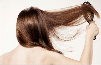 女人掉头发多怎么回事啊?什么原因引起的?头发稀少怎么办?吃什么