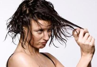 洗头梳头的时候老是会掉落很多头发怎么回事?是什么原因引起的?