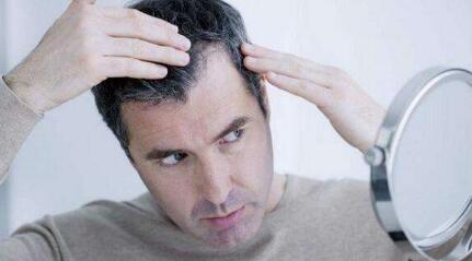 男性前额白头发增多是什么原因引起的?怎么治疗?