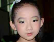 小男孩子 女孩子表演怎么化妆?简单化妆步骤 教程