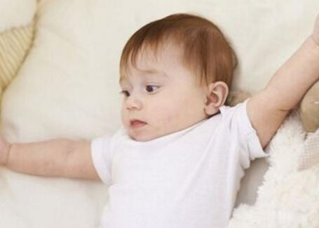 新生小婴儿长白头发是什么原因造成的?是缺什么元素?