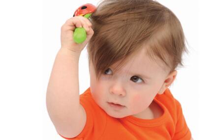 婴儿头发稀少偏金黄是什么原因引起的?缺什么?怎么办?