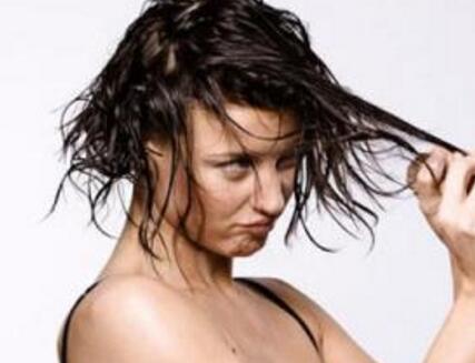头发很油腻每天都要洗是什么原因造成的?怎么办?用什么洗发水好?