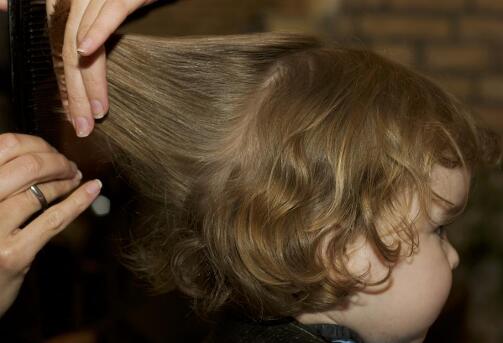 四个月宝宝头发稀少长的很慢怎么办呢?让头发变多变厚的偏方