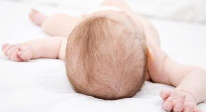 一岁的宝宝头发稀少发黄长的慢是怎么回事?什么原因引起的啊?
