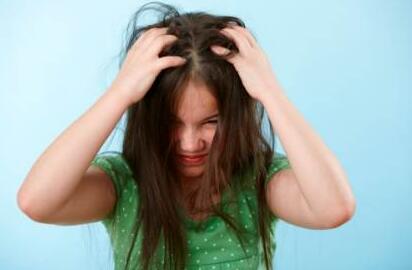 女生头发很硬出油厉害头皮痒用什么洗发水好?