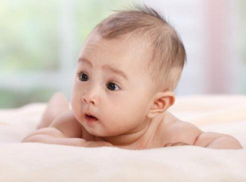 婴儿头发减少了一圈是怎么回事?什么原因引起的?是缺钙吗?