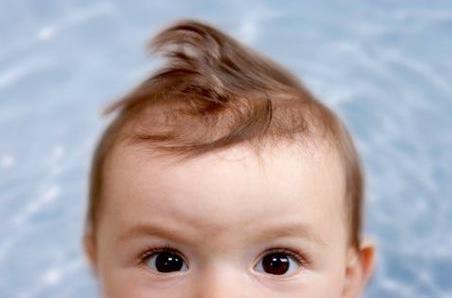 八个月_十一个月_1岁宝宝头发稀少发黄是什么原因?怎么办