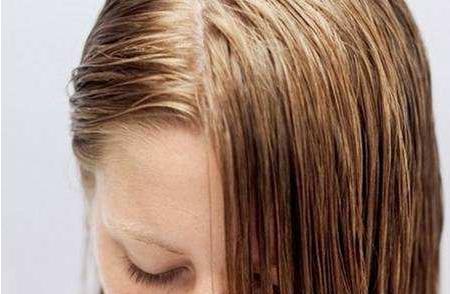 最近头发油的特别厉害怎么回事啊?怎么办?改善头发出油小妙招