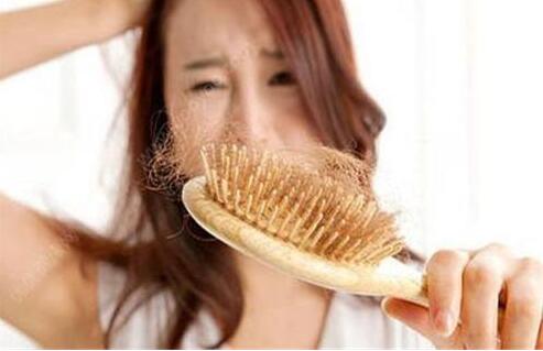 30岁女人脱发严重怎么办?吃什么水果_维生素可以防止脱发?