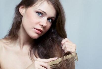 为什么年轻女人会脱发很严重?怎么办?好的治疗脱发方法有哪些?