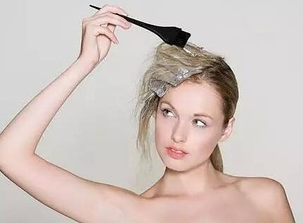 20岁女生老是脱发严重是什么原因?怎么办?用什么洗发水好?