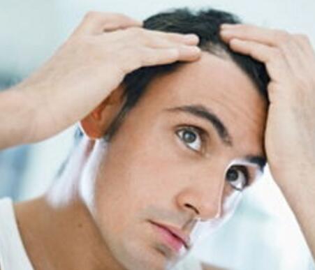 短头发男生洗头的时候掉很多头发正常吗?怎么回事?怎么办?