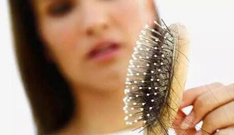 女人头发掉的多是什么原因引起的?有什么办法治疗吗?治掉发的偏方
