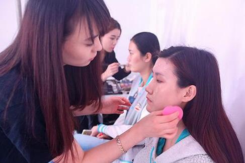 武汉市哪里有的化妆学校?蒙妮坦的化妆培训班怎么样?学费多少钱