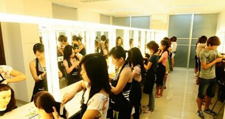 北京海淀区哪个化妆学校比较好?毛戈平化妆学校怎么样?学费多少?