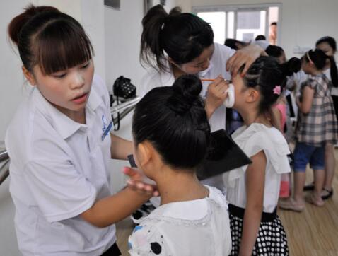 北京好一点的美容美发化妆学校有哪些?英妆时代化妆学校怎么样?