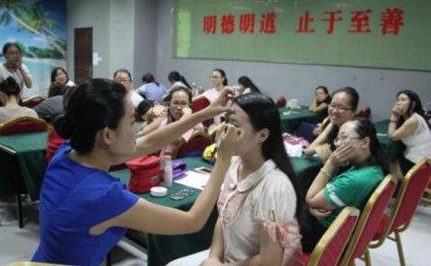 南京什么学校学新娘化妆好?哪个学校最专业?化妆培训学校的排名榜