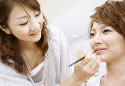 在西安哪里学化妆造型好?哪家比较专业?个人化妆培训班怎么样?