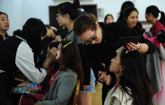 郑州附近的影视化妆美容美甲培训学校有哪些?东方化妆学校怎么样?