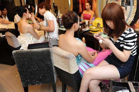 在重庆学化妆前景如何?个人化妆培训机构_培训班多少钱一个月?